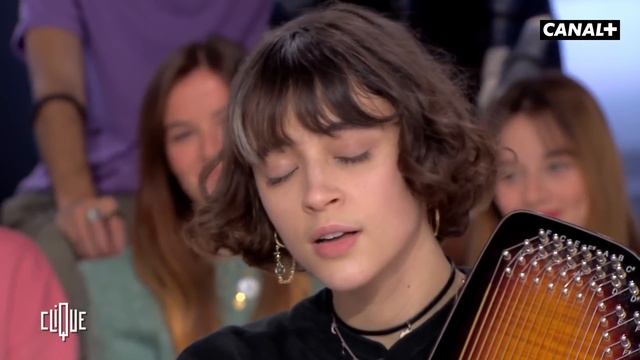 Pomme en live dans Clique avec "les oiseaux" - CANAL+ смотреть онлайн