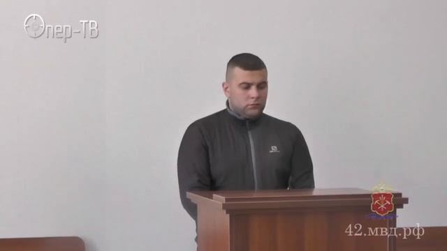 В Кемеровской области мужчина переоделся в форму полицейского и обнимал прохожих, для настроение.