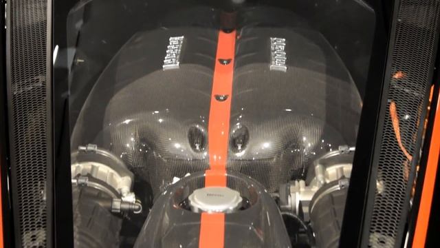 CHIEDERE UNA FOTO AD UNA RAGAZZA FERRARI || MUSEO FERRARI MARANELLO смотреть онлайн