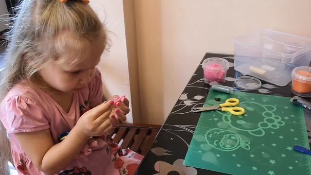 Полинка ТВ. Делаем еду для кукол и играем в кафе. смотреть онлайн