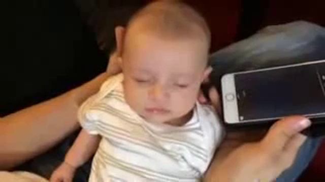 малыш слышит Коран смотреть онлайн