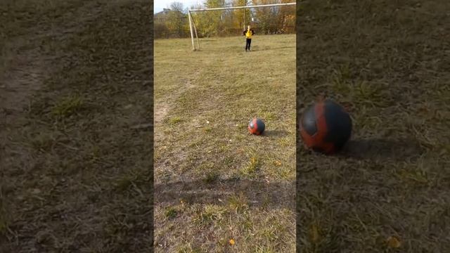 пинаем по воротам с друзьями смотреть онлайн