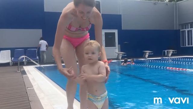 в бассейне с мамой смотреть онлайн