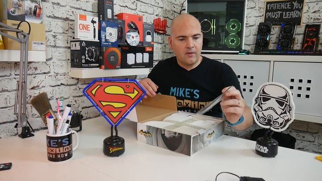 Groovy Super Hero Neon Display Lights смотреть онлайн