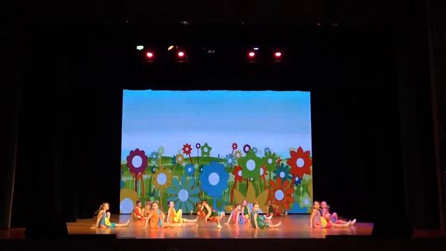 Попурри "От улыбки станет всем светлей" Танцевальная студия "Эдельвейс" смотреть онлайн