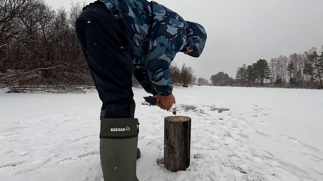Рыбки, утки и еда/ Зимняя рыбалка на Бирюсе/ Готовим обед на финской свече смотреть онлайн