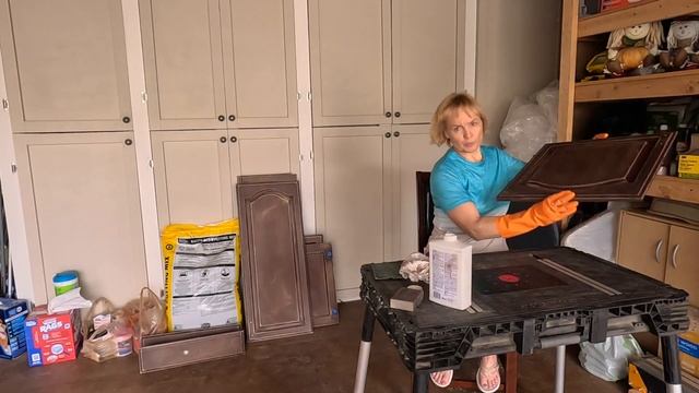 Наводим порядок на кухне. Перекрашиваю кухонные шкафчики.  Этап грунтовки