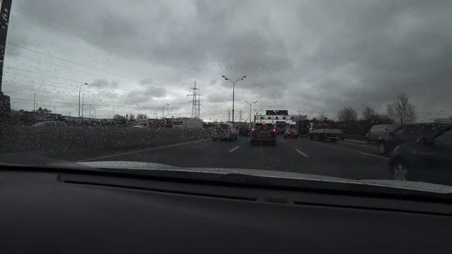 Курьер Яндекс еда мчит по мкаду на велике в левой полосе. смотреть онлайн