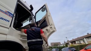 Mercedes Actros MP5 door panel removal