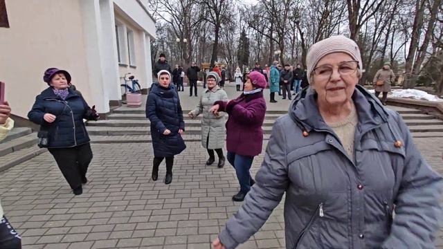 24.02.24г..."Яблони а Цвету"... Sevenrose... звучит на танцполе в Гомельском парке... смотреть онлайн