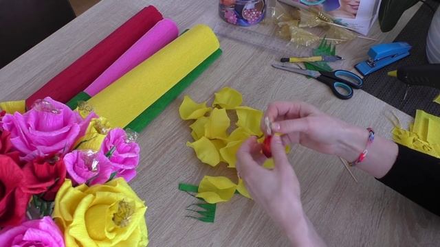 Pозa из гофрированной бумаги. Мастер-класс.Rose aus Kreppapier selber machen Tutorial, смотреть онлайн