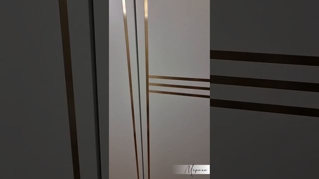 Шкафчики эмалевые с латунным молдингом. Смотрится очень эффектно! смотреть онлайн