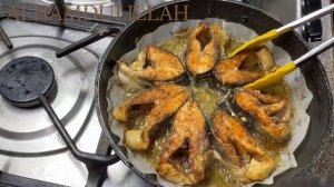 ЖАРЕНАЯ РЫБА НА ПЕРГАМЕНТНОЙ БУМАГЕ НА СКОВОРОДЕ С ХРУСТЯЩЕЙ КОРОЧКОЙ FRIED FISH ON PARCHMENT PAPER