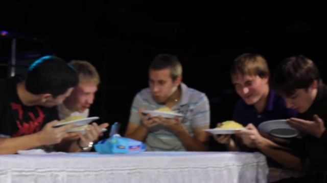 Студенты Строительного университета едят спагетти без помощи рук в Пензе смотреть онлайн