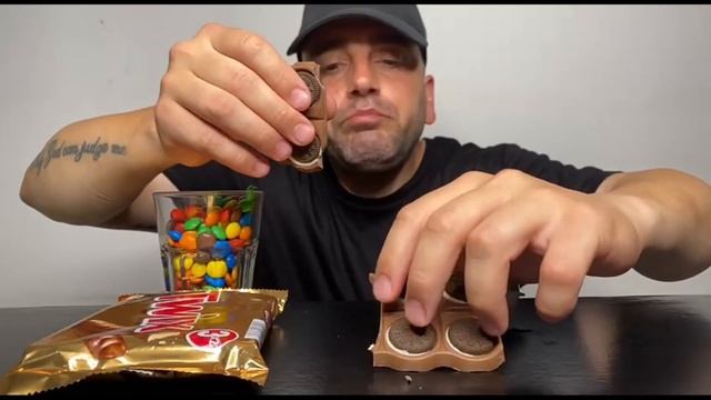 ASMR | MANGIO CIOCCOLATO OREO, KINDER BUENO, KINDER SORPRESA, KIT KAT, TWIX E M&M's | EATING SHOW