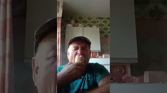 Ем мороженое со вкусом ежевики из ларька смотреть онлайн