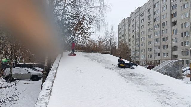 катаюсь на горке, погода сегодня класс 👍 смотреть онлайн