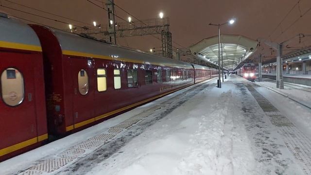 Отправление ЭП2К-153 с фирменным поездом №001/002 "Красная Стрела" Москва - Санкт-Петербург! смотреть онлайн