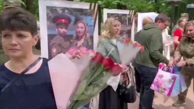 Фотовыставка Жены Героев открылась в центре Луганска