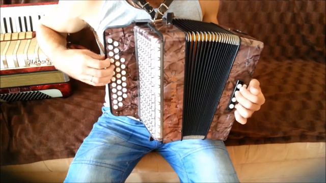 Hohner Club IB bei Ebay erhältlich смотреть онлайн