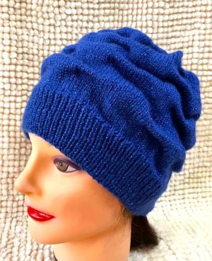 Очень простая в исполнении шапка. Эффект клоке.