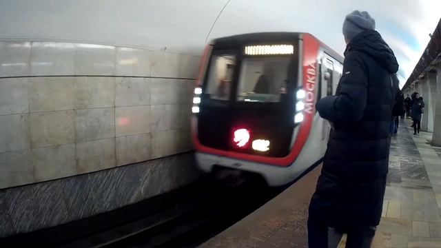 #МетроФан Прибытие поезда 81-765/766/767 "Москва" на станцию Китай-Город ТКЛ смотреть онлайн