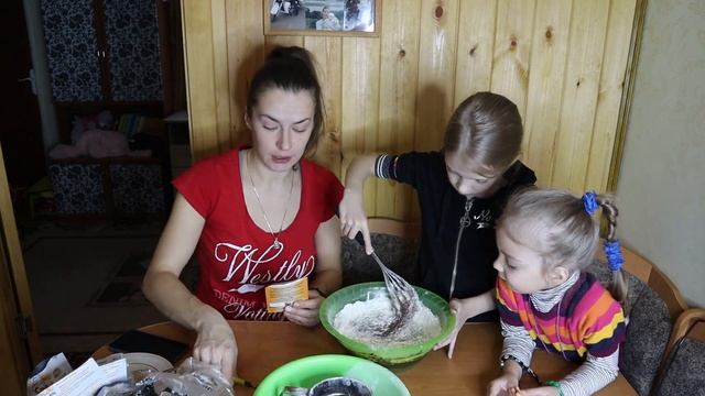ШОКОЛАДНЫЙ ПИРОГ С ТВОРОЖНЫМИ ШАРИКАМИ. смотреть онлайн