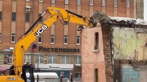 Экскаватор сносит дом.