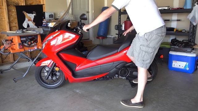 How to Put Honda Forza 300 On Center Stand (NSS300) смотреть онлайн