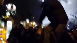 Демонстранты избивают Беркут на майдане возле памятника Ленину