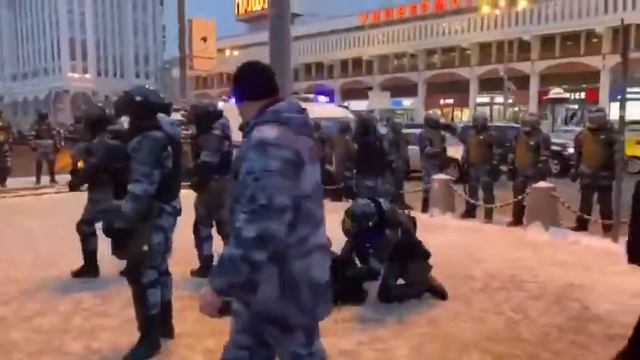 сотрудников ОМОН профессионально выполняет заднюю подножку с последующим конвоированием смотреть онлайн