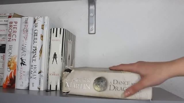 BOOKSHELF TOUR! a.k.a all my favourite books смотреть онлайн
