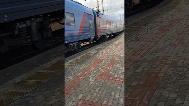 Электровоз ЧС7-248 со скорым поездом 109 сообщением Москва-Анапа смотреть онлайн