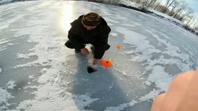 Зимняя рыбалка. Жерлицы. На Кубань пришла зима. 25.12.20 #рыбалка #жерлицы #щука #краснодарскийкра смотреть онлайн