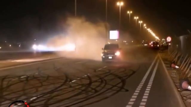 Гонки в Дубае  дрифт на улице  Арабские Эмираты  Бешеные арабы  Дубайский  дрифт  Дрифт на Джипах
