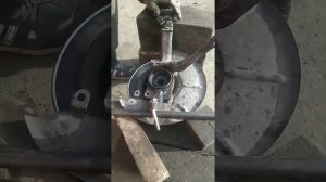 Как выбить ступицу на Ниве, если пресс не помогает.