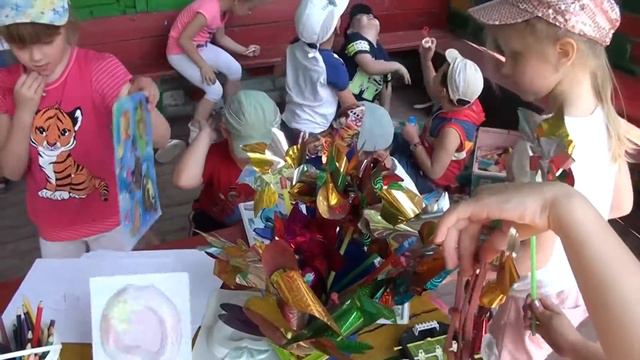 Детки играют на улице смотреть онлайн