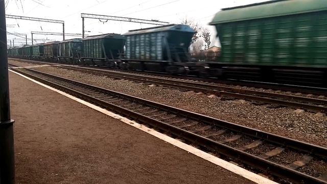 ВЛ80-116 с грузовым поездом следует по станции Дубно Украина 17.01.2020 смотреть онлайн