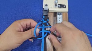 paracord bracelet weaving.    плетение браслета из паракорда