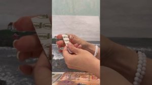 Крепление картин с помощью клейких застёжек 3М Command.