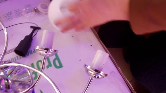 Как снять узкий плафон люстры.Вкрутить выкрутить лампу из узкого плафона смотреть онлайн