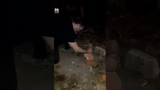Как сломать красный кирпич рукой смотреть онлайн