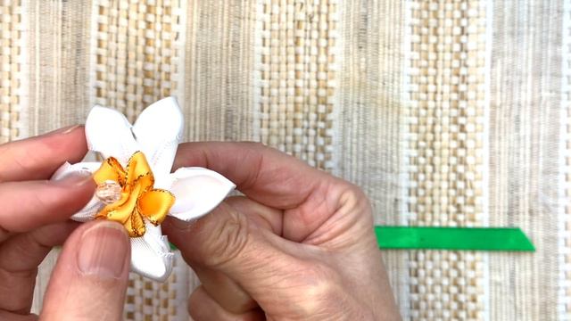 How To Make Narcissus Flower Ribbon Lei DIY for Graduation Lei or Special Events смотреть онлайн