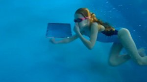 Полина плавает в бассейне под водой. Снято SJCAM SJ4000