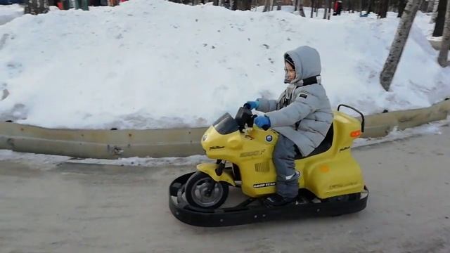 гонки на электромобиле по снегу детские машинки в центральном парке ,эх покатаемся! смотреть онлайн