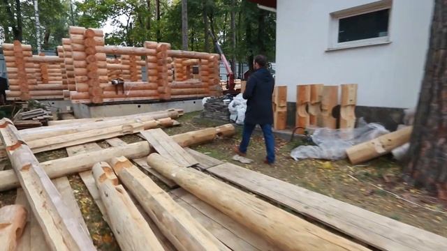 Обзор сложной СБОРКИ СРУБА БАНИ на обжитом участке у заказчика в ОГРАНИЧЕННОМ ПРОСТРАНСТВЕ. смотреть онлайн