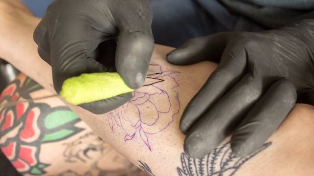 Handpoke Tattoo Up-Close - Woman with Flower смотреть онлайн