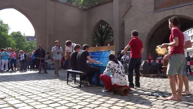 NICOLA TENINI - AMAZING BOOGIE WOOGIE JAM SESSION! - STREET PIANO MUNICH 2013 - PLAY ME I'M YOURS смотреть онлайн