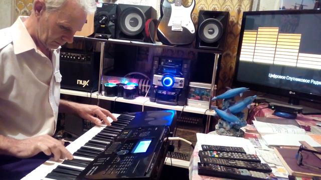 Красиво играет на синтезаторе - "Spase " смотреть онлайн