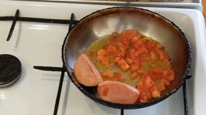 яичница с колбасой и помидорами